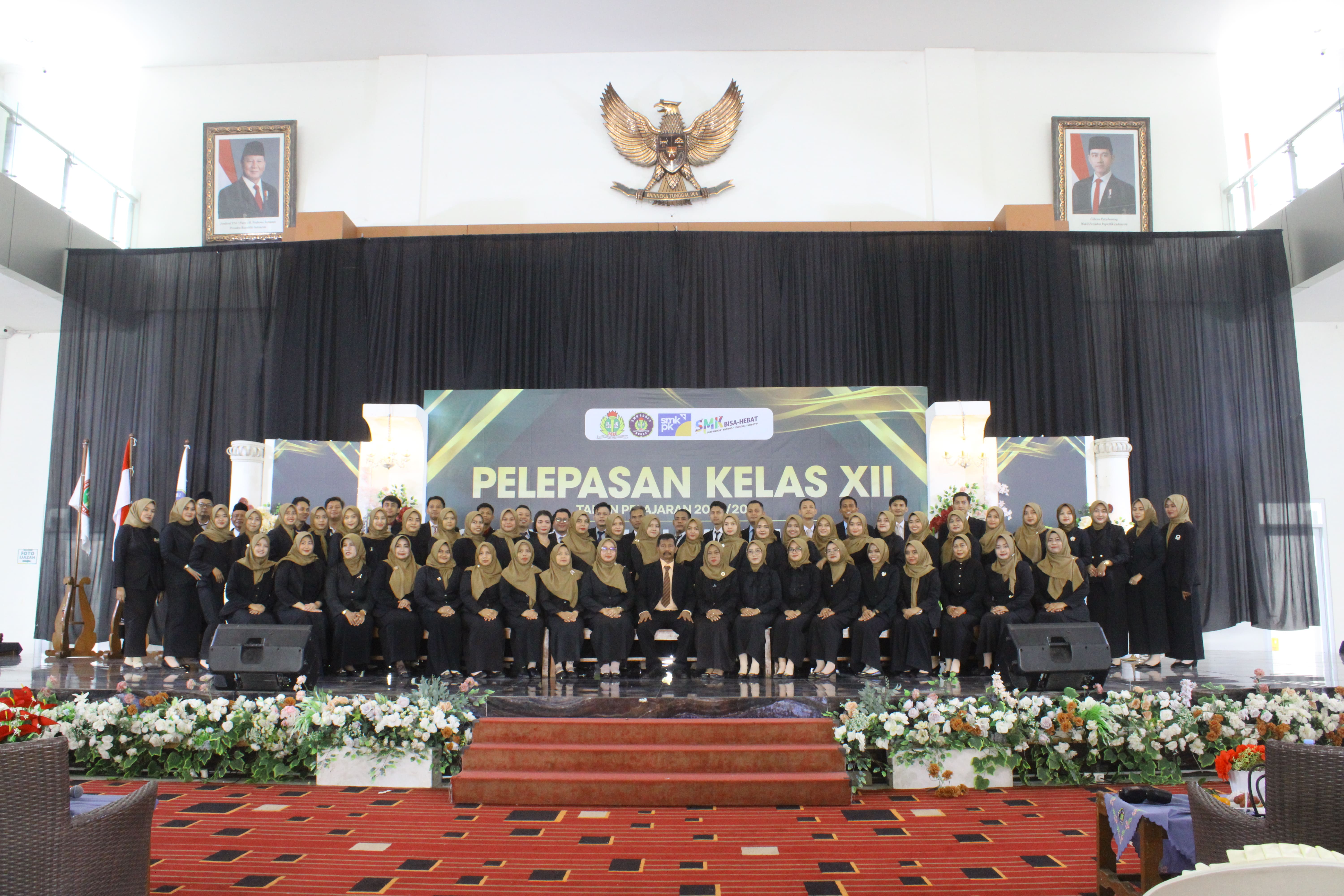 Foto Bapak Ibu Guru dan Karyawan di Pelepasan Kelas XII Tahun Pelajaran 2025/2026